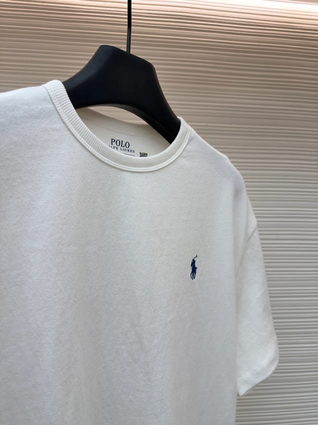 Ralph Lauren logo embroidered short sleeves ●Original version: Purchased and developed for 990 ●Item number: 1682485-X80 ●Material: linen soft plain fabric ●Technology: embroidery production ●Color: white ●Version: Fitted version ●Weight: about 270 grams ●Size: S-M-L-XL ●Description: Customized cotton and linen soft plain fabric, delicate touch, comfortable and close to the skin, with deep black as the main color Exquisite red pony logo is embellished throughout. It is highly recognizable. It brings an atmosphere of freedom and vitality. A symphony of pure and smart colors. It outlines a high-end outline with extreme simplicity and becomes the smart focus of the vision. It shows taste in silence and adopts imported machine embroidery technology. It uses advanced computer control system and precise mechanical components to realize the iconic pony embroidery operation. High precision. The lines are smooth and delicate. The fabrics have been washed. It has a better hand feel and texture. It is not easy to deform and not shrink. Not easy to fade and maintain long-lasting beauty. The overall wiring is straight and delicate, the fabric is comfortable and soft, and the color is consistent without color difference. It can be matched with the same style to create a fashionable look and control various occasions. Customized accessories, complete with three standards, same style for men and women!